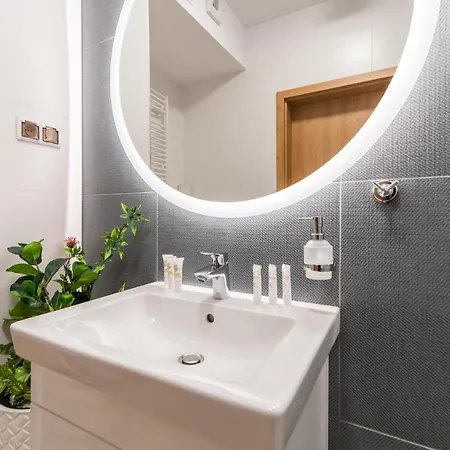 Aquamarina Prima 12 By Renters *