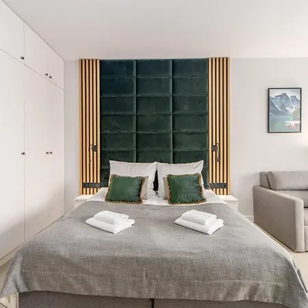 Aquamarina Prima 12 By Renters *